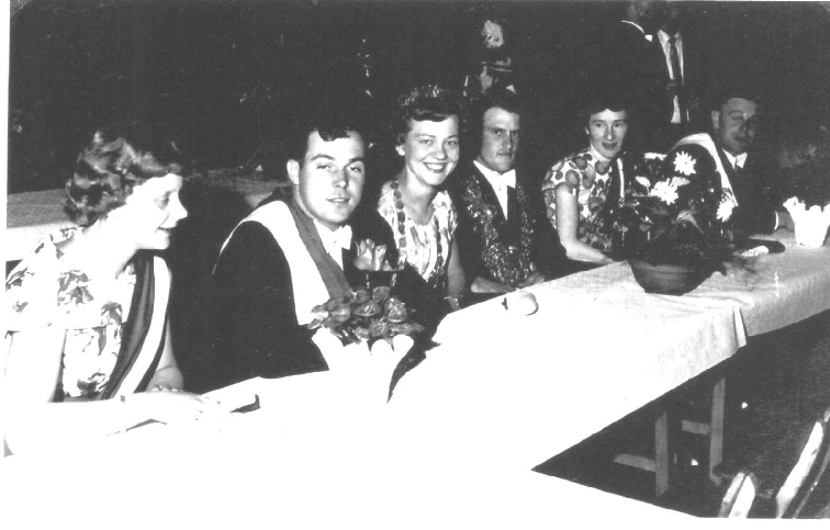 Thron 1959/1960. Bild vom Schtzenfest 1960 = von links = Inge Lohe / Erich Butler / Knigin Gerhardine Blekker / Knig Heinrich Knief / Wilma und Siegfried Bleumer.