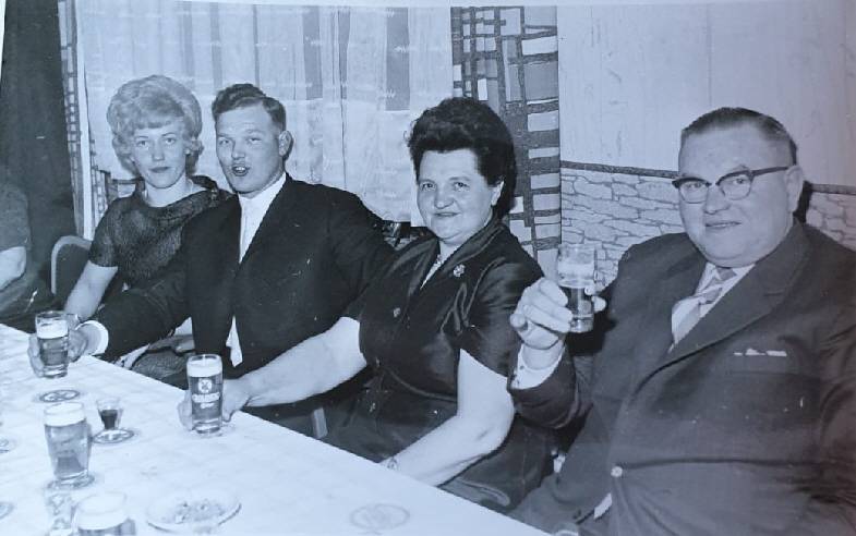von rechts: König Jan Daalmann mit Ehefrau, Derk und Gertrud Daalmann