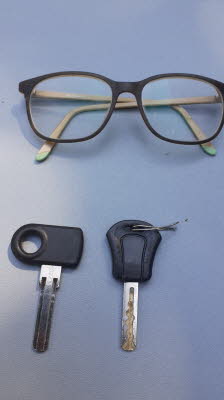Brille und Fahrradschlüssel